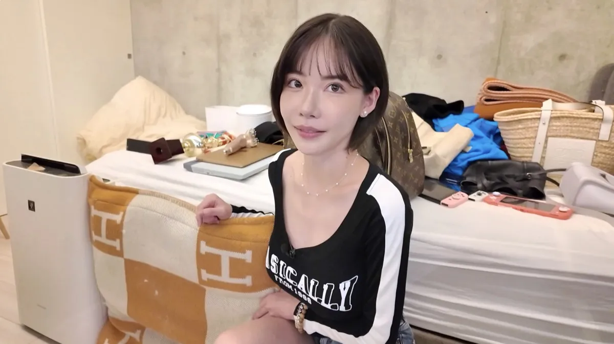 元セクシー女優・深田えいみ、意外な私生活を公開　SNS総フォロワー数1400万人も…自宅ではTシャツ＆ショーパン