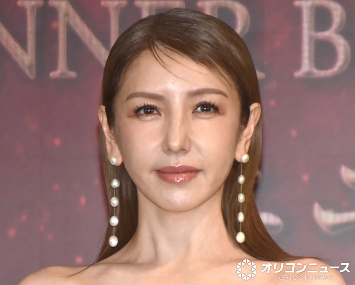 “奇跡の50歳モデル”美香、体重100キロ目前の長男と2ショット「イケメンすぎだろ」「中学生には見えない体格」「彼氏やん」