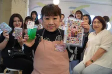 天童よしみ、実は“シール”ガチ勢　原宿のショップで交換体験「できるだけキラキラなものがほしい」