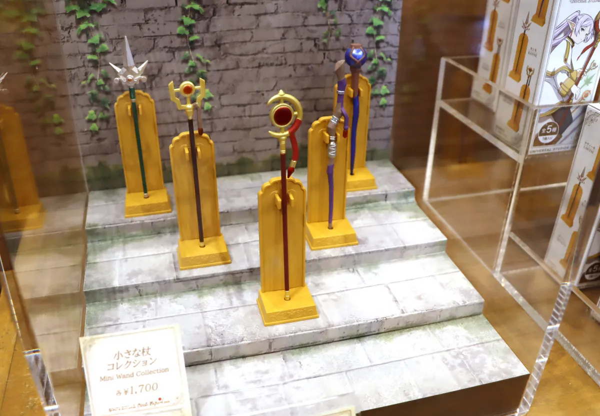 USJ×『葬送のフリーレン』グッズは多彩な品ぞろえ…杖フィギュアは全5種類「分かってる！」