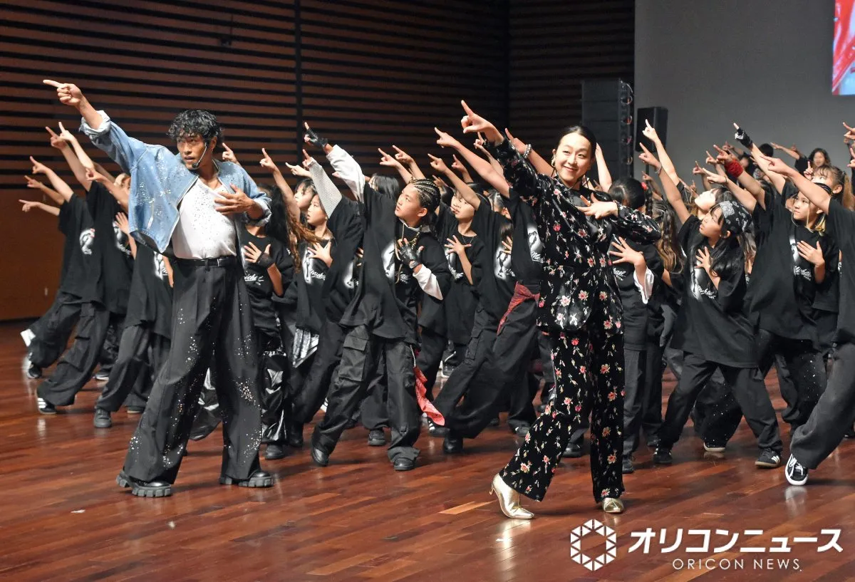 浅田真央、超レアな陸でダンス「たくさんのみなさんと…」　中務裕太＆キッズダンサーとマイケル・ジャクソンの名曲「Beat It」ダンス