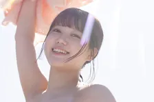 ミスマガジン2021グランプリ・和泉芳怜、陽光の下でストレッチ　日光浴をエンジョイする開放的な笑顔