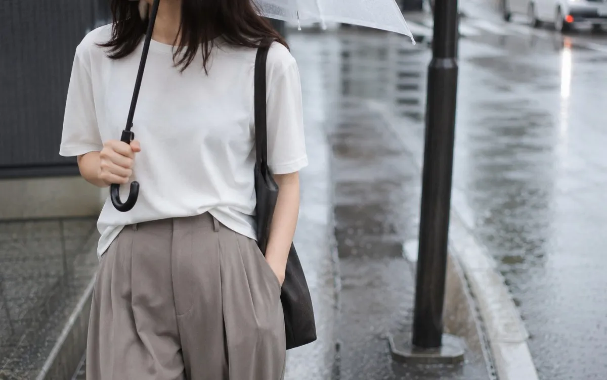 「雨の日の服、これだと気がラク」KEYUCA“すごナノ撥水”シリーズが便利そう