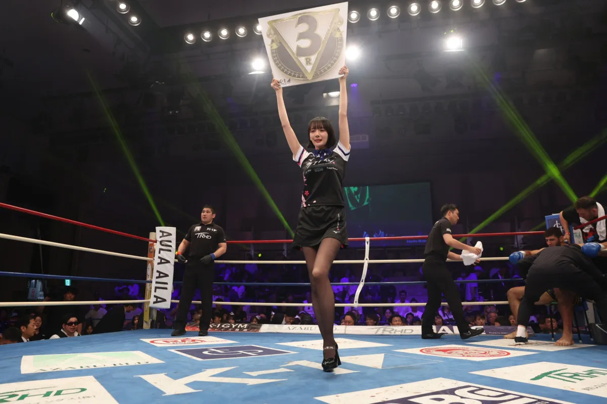 岡田紗佳、ラウンドガール挑戦「8000点です」　会場沸かせる