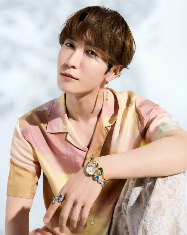 渡辺翔太、Swarovski夏の新ビジュアルで洗練された印象を演出　カラフルなジュエリーとウォッチを身に着ける
