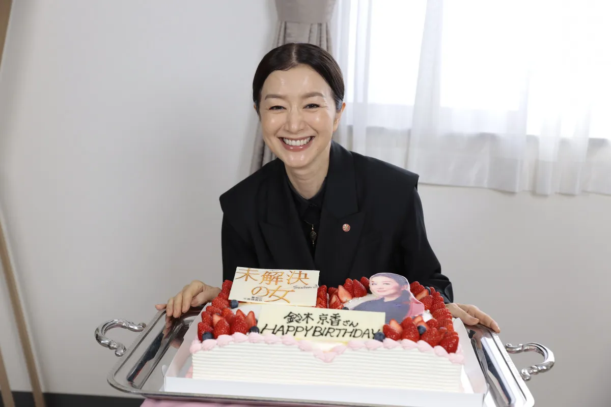 「58歳になりました!!」鈴木京香、誕生日サプライズに喜び「実は、50歳の誕生日も…」　黒島結菜らバースデーソングで祝福