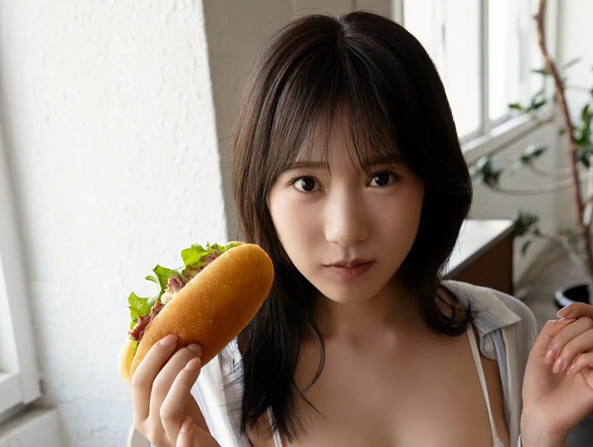 ドラマの悪女役で注目浴びる横野すみれ、『BOMB』水着グラビア別冊に登場「日々のピラティスやランニングで引き締まったくびれに注目して」