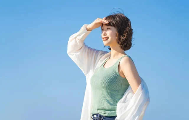 「Tシャツの下、透けてない?」「ブラの形もYラインも気になる」夏のお悩み解決インナー8選【透けない&見せてもOK】