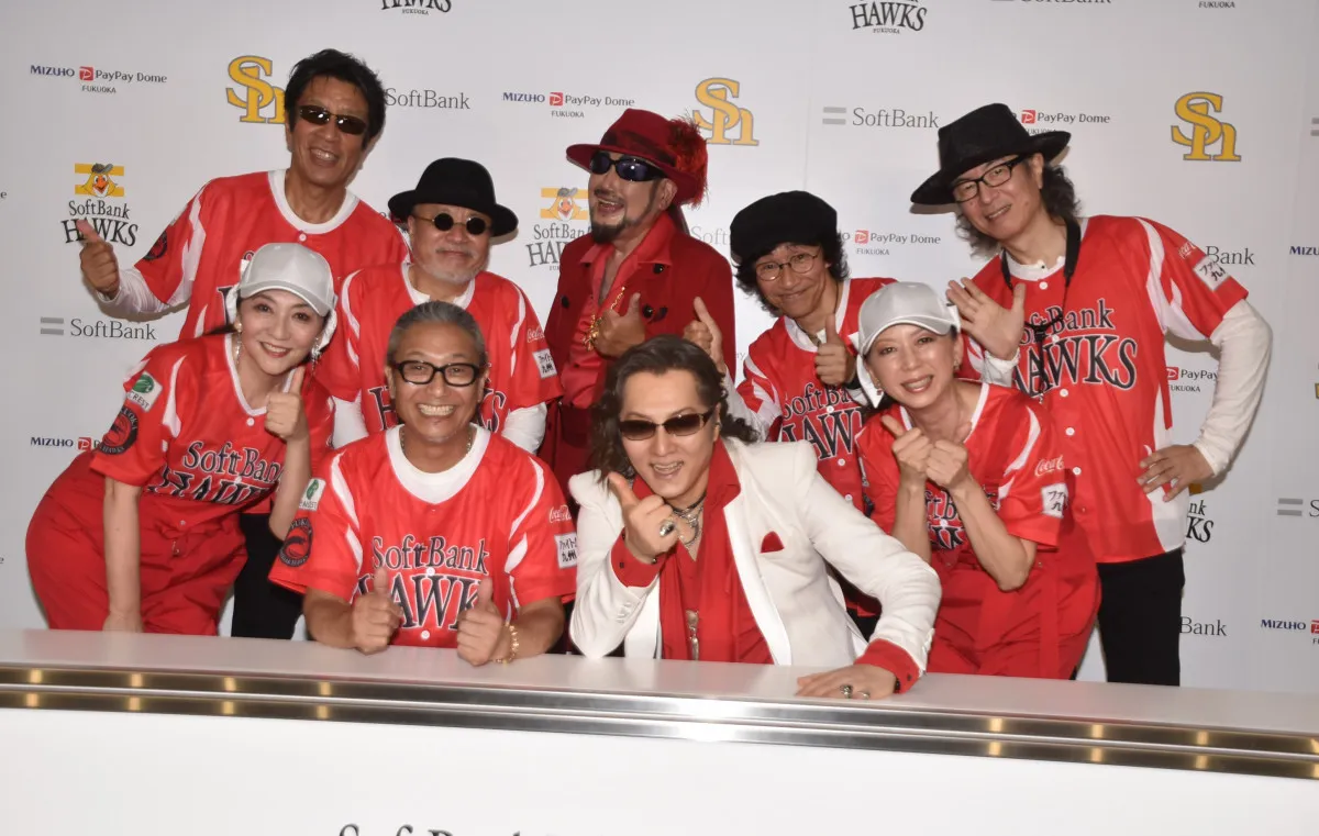 米米CLUB、『鷹祭 SUMMER BOOST』で代表曲を連発　カールスモーキー石井はRYO-Jのノーバン投球で3度目の土下座回避「気持ちよかった」