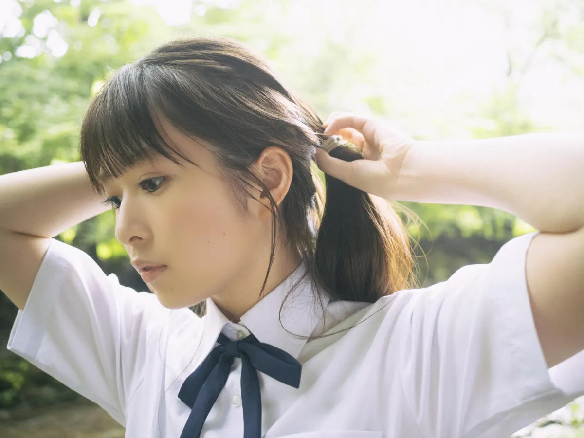 乃木坂46・小川彩、透明感あふれる制服姿で美脚披露　“現役女子高校生アイドル”のグラビア誌で表紙に