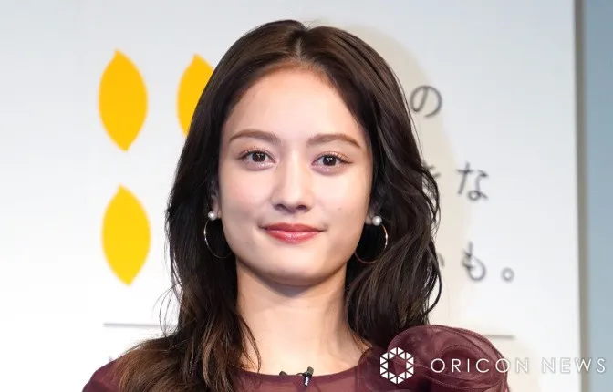 谷まりあ、20代最後の大胆デコルテ“クール”な私服姿に反響「美女すぎる」「同じ空間にいたい！」