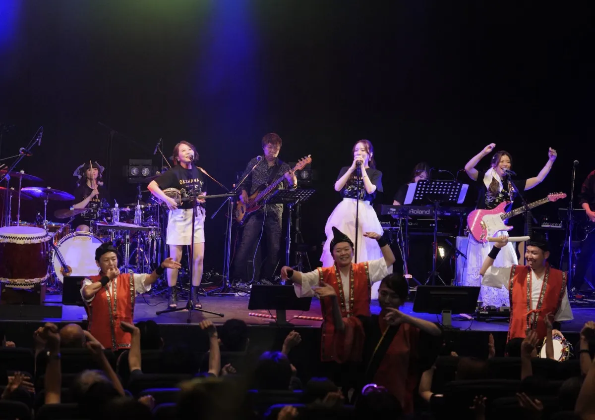 沖縄発の家族ユニット・ゆいがーる、100人の子どもたちと感動の共演　ワンマンライブ『REBORN』開催