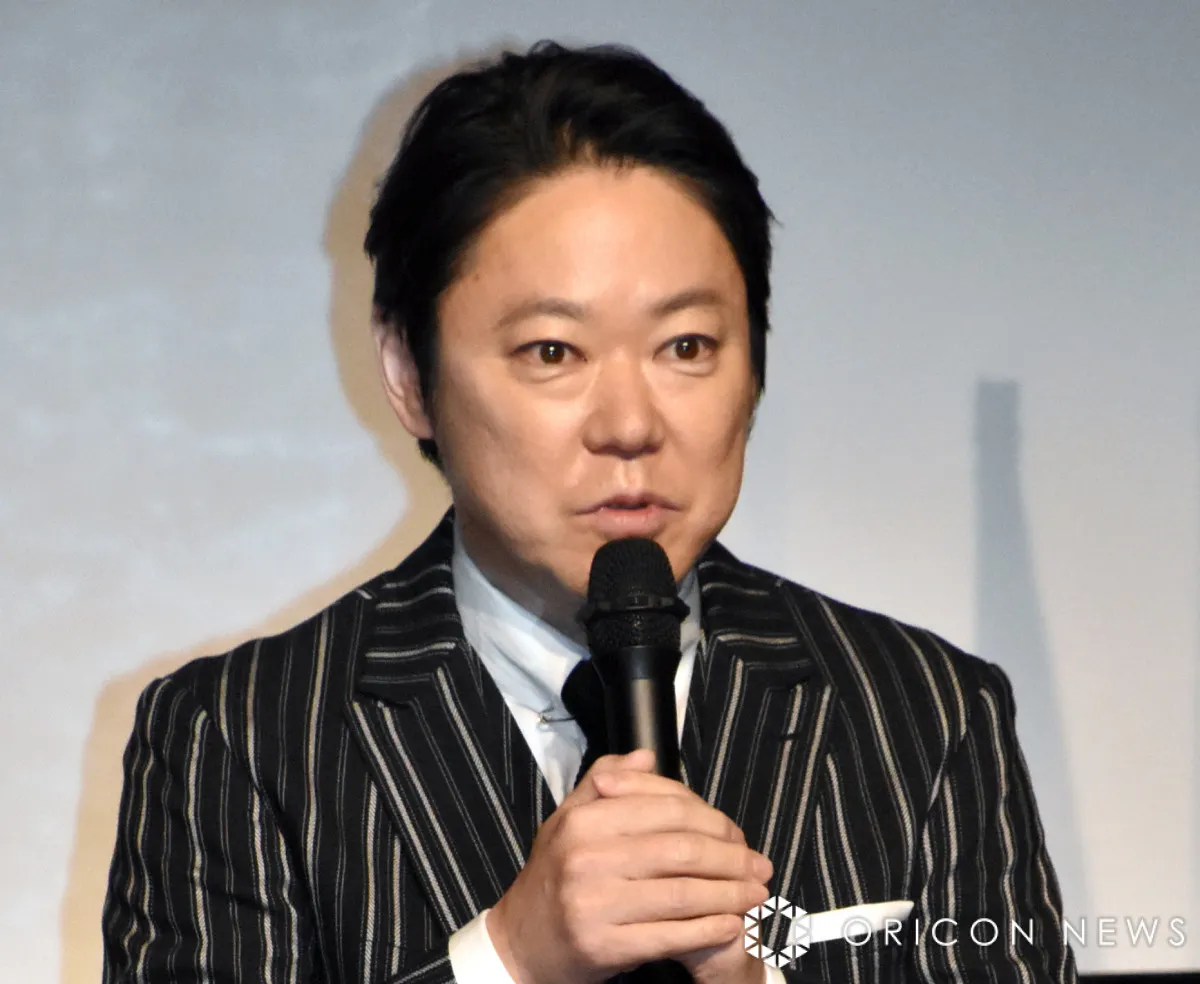 阿部サダヲ、自宅で“妻”にヘアカットされる2ショット「静かな狂気」「サダヲくんの表情」　ドラマ『しあわせな結婚』オフショット