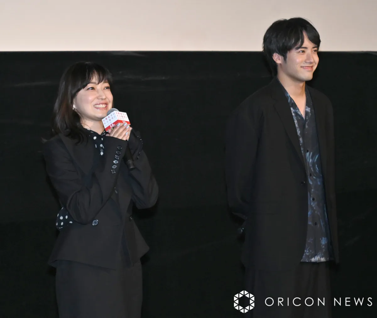 菅野美穂&赤楚衛二、観客が“目隠し”状態で始まった異例舞台あいさつ「こんなこと初めて」