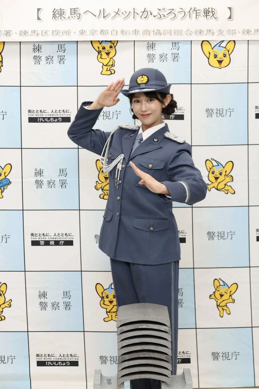 “チャイナ服でかわら割りするフリーアナ”堀江聖夏、練馬警察署でヘルメット着用呼びかけ　“制服”でかわら割りも