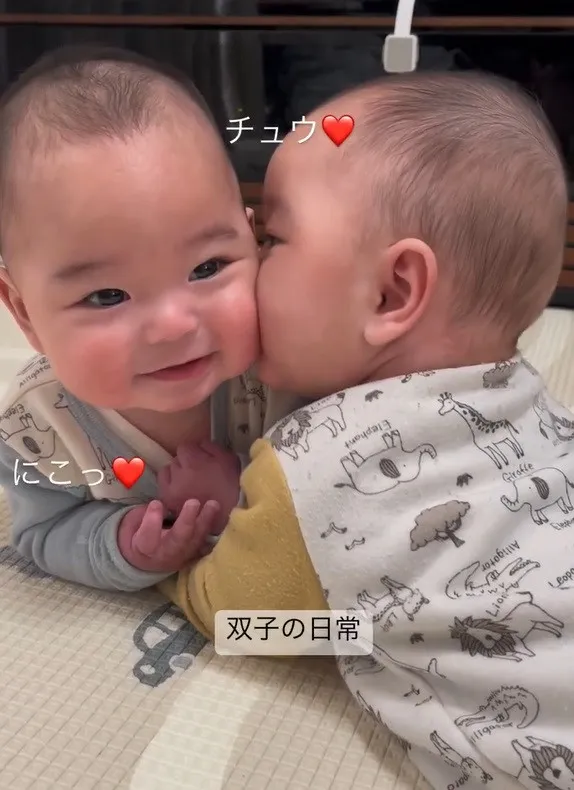 もちもちほっぺをスリスリちゅ…生後6ヵ月の双子赤ちゃんの2年後の姿が尊い「可愛いが2倍」「愛おしいがダダ漏れしてる」
