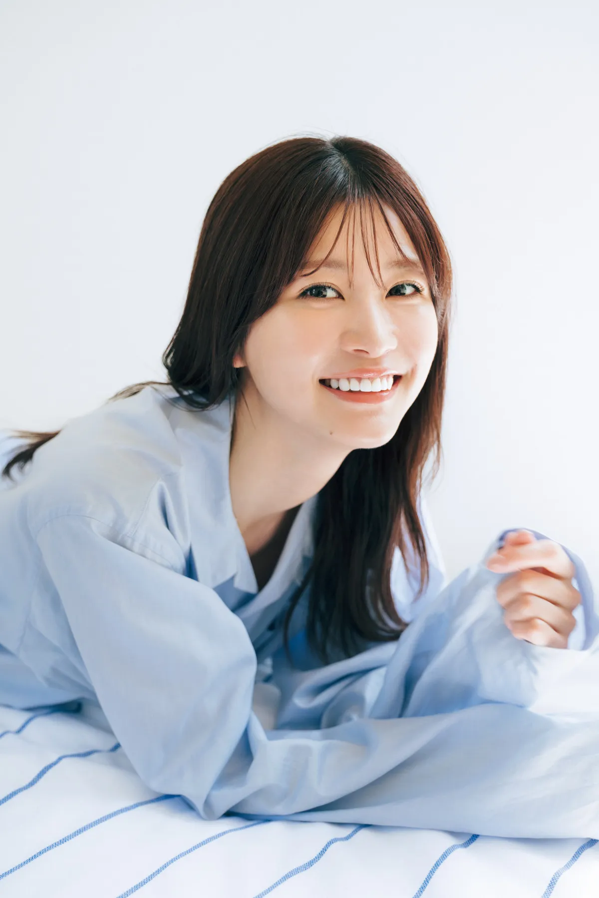 生見愛瑠『サンデー』初登場でキュートな笑顔　夏らしい爽やか“休日デート”グラフ