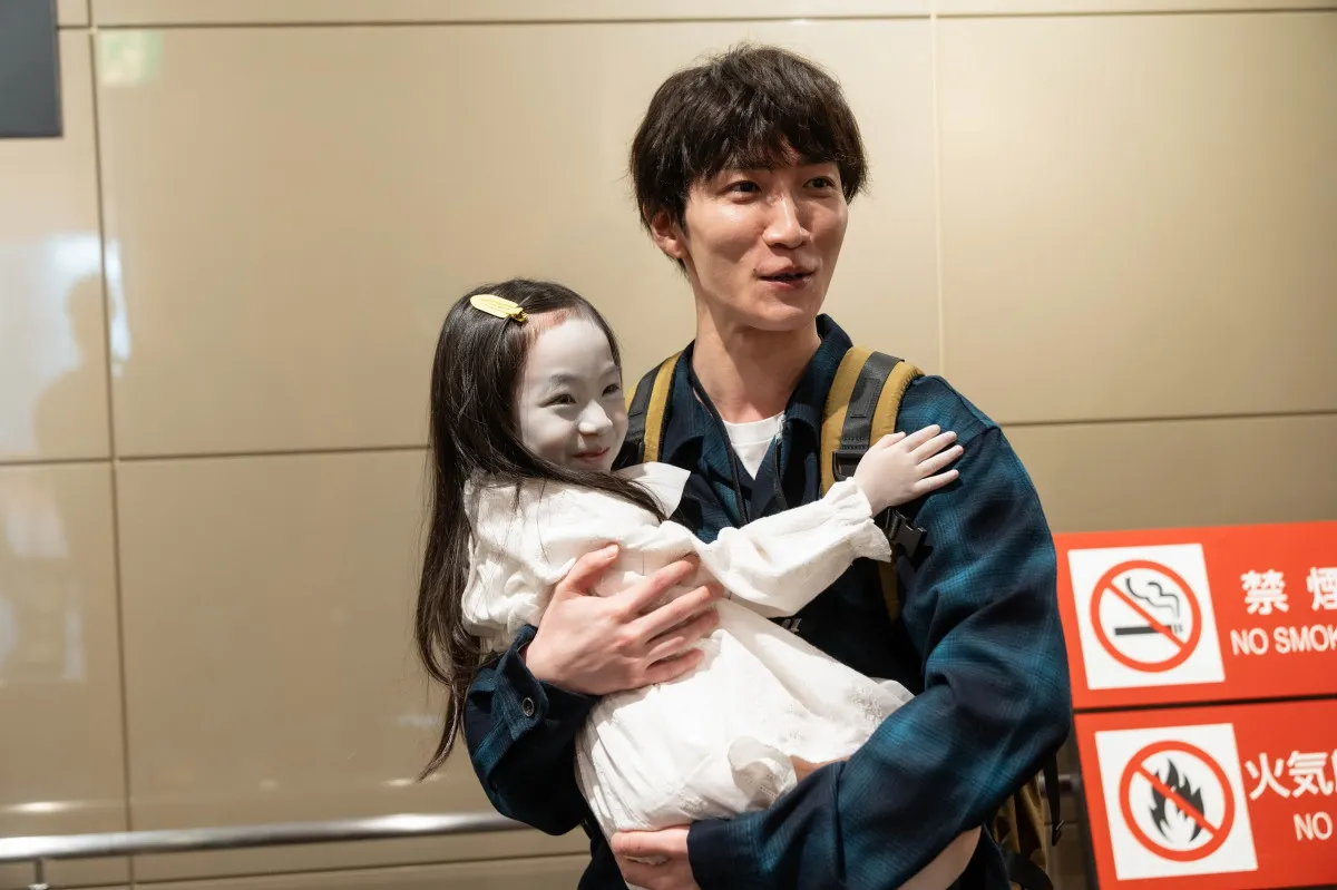 渡辺翔太、子どもお化けに手つなぎ＆抱っこ　『事故物件ゾク』メイキングカット公開