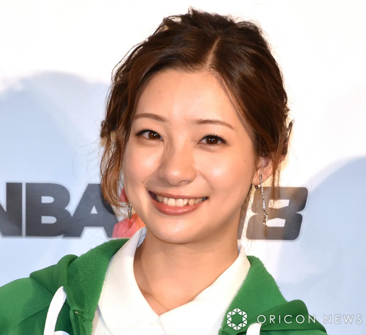 足立梨花、黒のミニスカで美太もも披露　青ポロシャツの夏コーデに「めちゃめちゃかわいい」