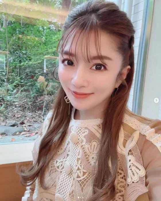 46歳・安西ひろこ、大人ミニワンピで美太もも＆美脚スラリ「めっちゃ似合っている」「かわいさハンパない」