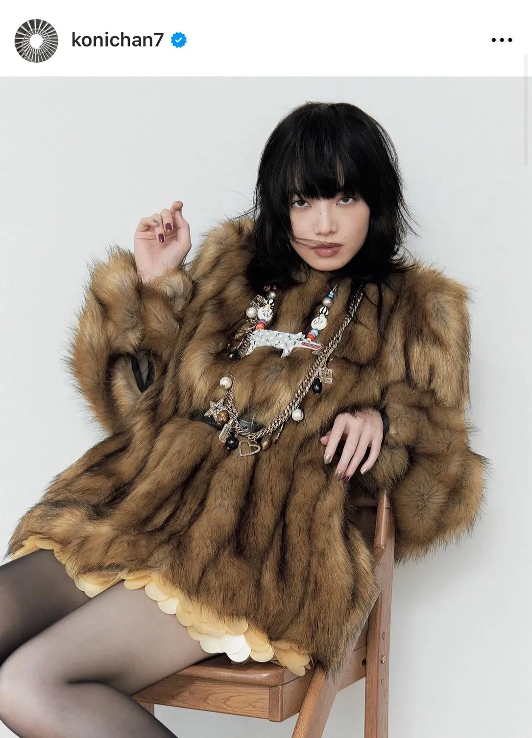 小松菜奈、“別人級”ショット　明るいピンク髪のショートカット姿で『装苑』に登場