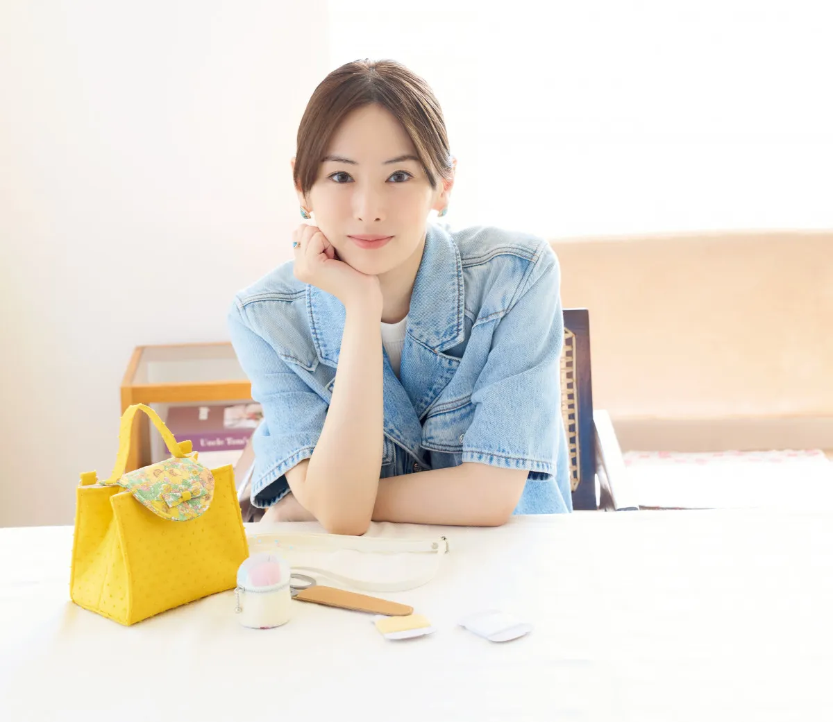 北川景子、手芸雑誌で連載スタート　“ミシンで作業”新ショット公開