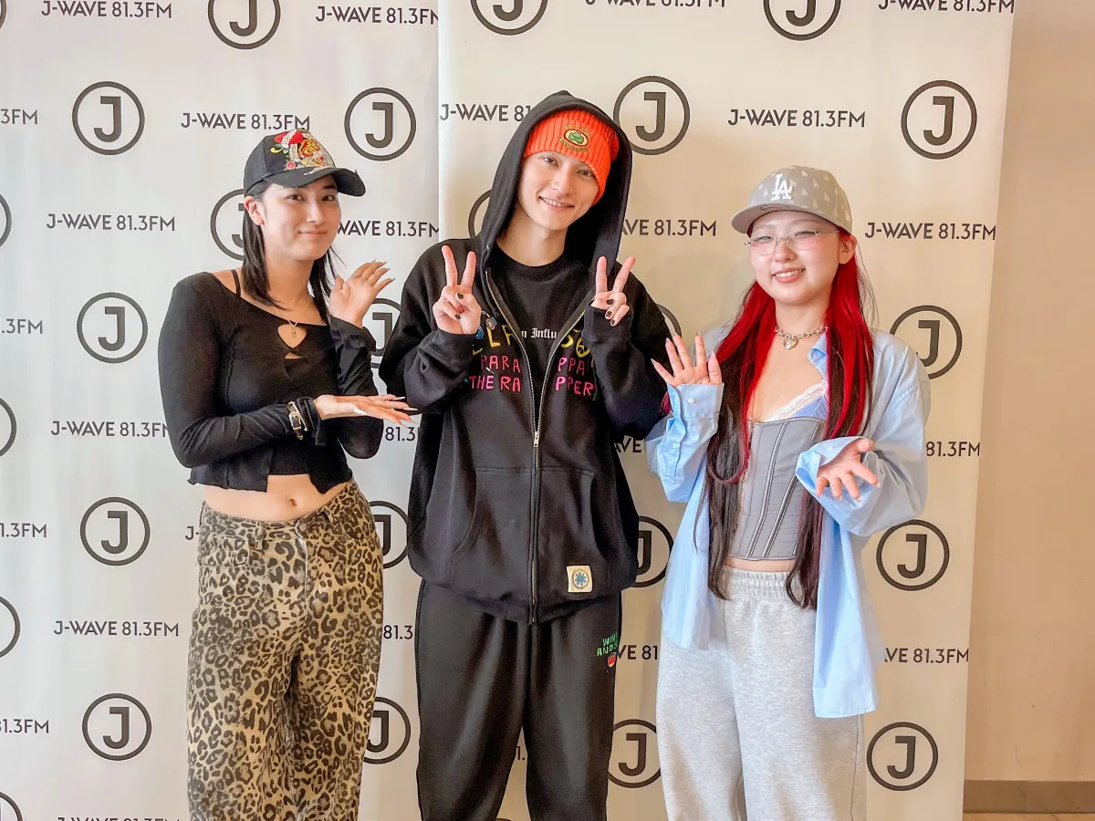 HANA・MOMOKA＆CHIKA、SKY-HIのラジオ番組に出演　“迷子の時期”とデビュー1年目の心境を語る