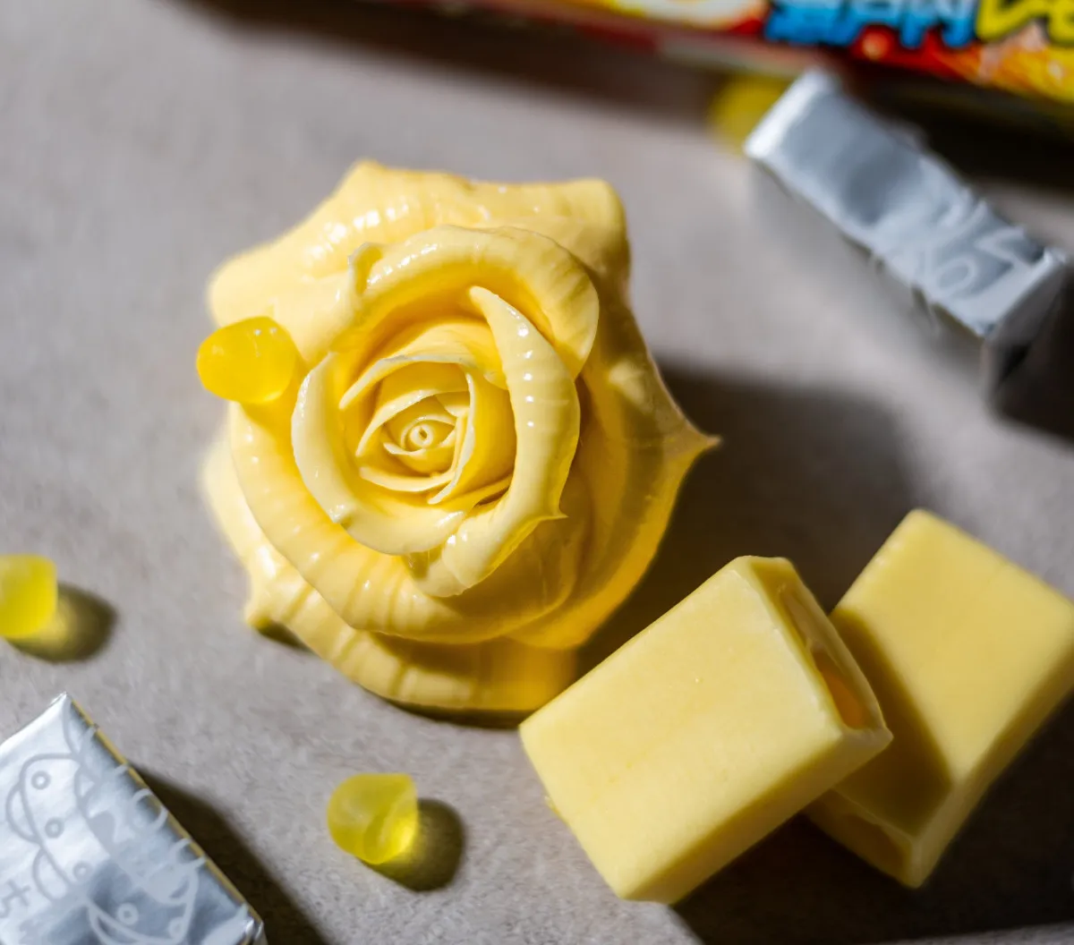 「食べるのがもったいない！」砂糖細工師が15分で作った“ぷっちょのバラ”が美しい「コラボして販売ダメ？」