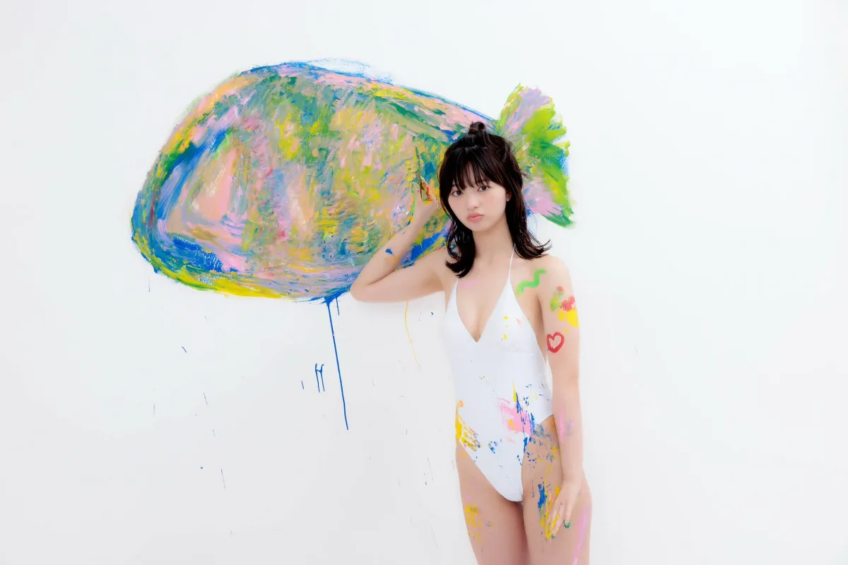 “春高バレー出場”蒔埜ひな、“白ハイレグ”で絵の具まみれに「身体も心も踊る撮影になっていた」