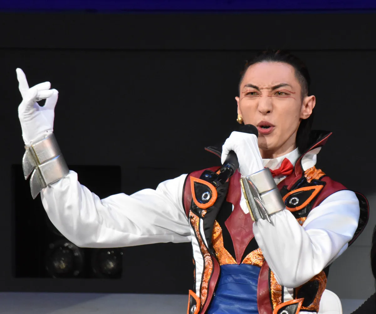 三本木大輔、『ゴジュウジャー』ファイヤキャンドル専用ロボ・キングキャンデラーで遊ぶ　熱く食玩紹介「ラムネが付いている!!←重要」
