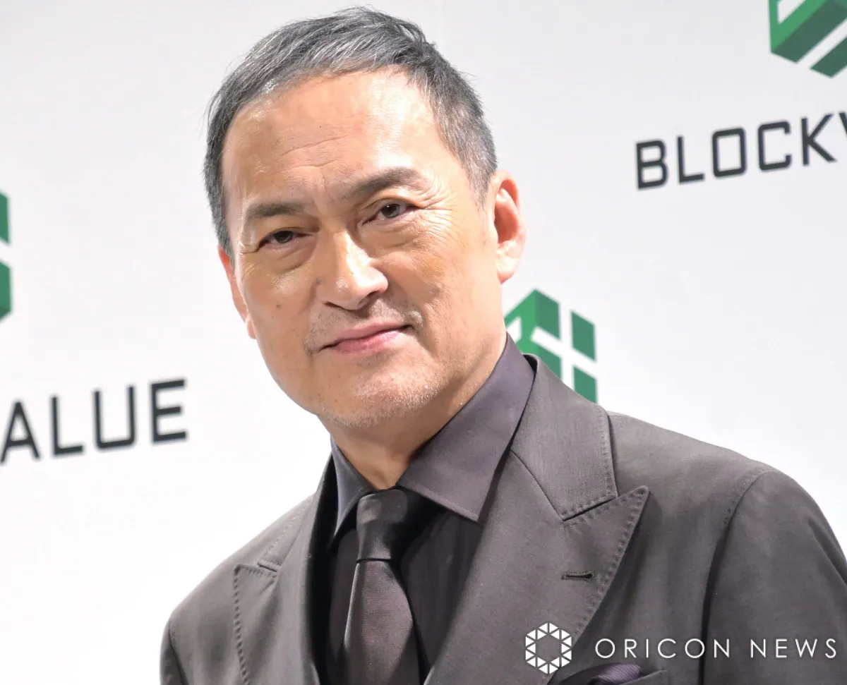 渡辺謙、“息子”の横で泣きべそ顔「謙さんの泣きそうな顔が…かわいい」「この写真、めちゃくちゃ良いです」　大河ドラマ『べらぼう』オフショット