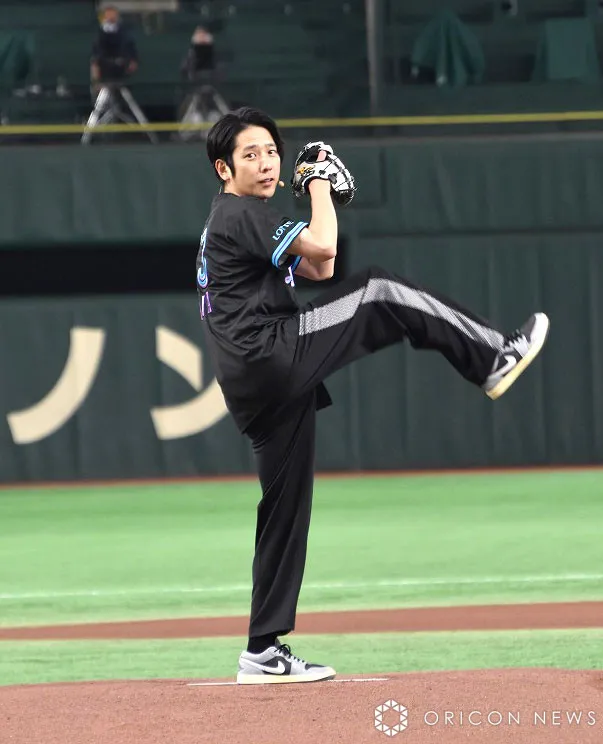 二宮和也、東京ドームのマウンドで躍動　サウスポーからの堂々“ノーバン”ピッチに球場どよめき