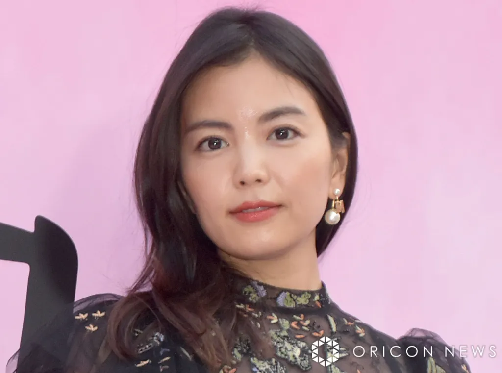 矢野未希子、引越し前の“広々とした”自宅で記念ショット「素敵な写真を撮ってもらいました」