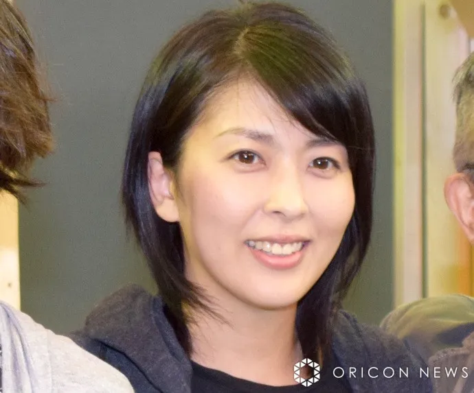 松たか子、“弟”と並んで縫い物「こうして見ると似てますね〜」「可愛さがそっくりな姉弟！」「ドヤ顔も美しい」　ドラマ『しあわせな結婚』オフショット