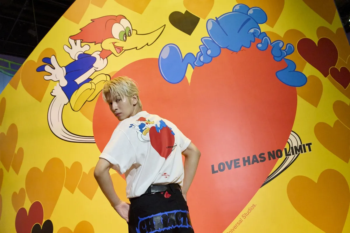 THE RAMPAGE長谷川慎、USJサプライズ登場　さわやか白Tシャツ、話題の覆面アーティストがデザイン