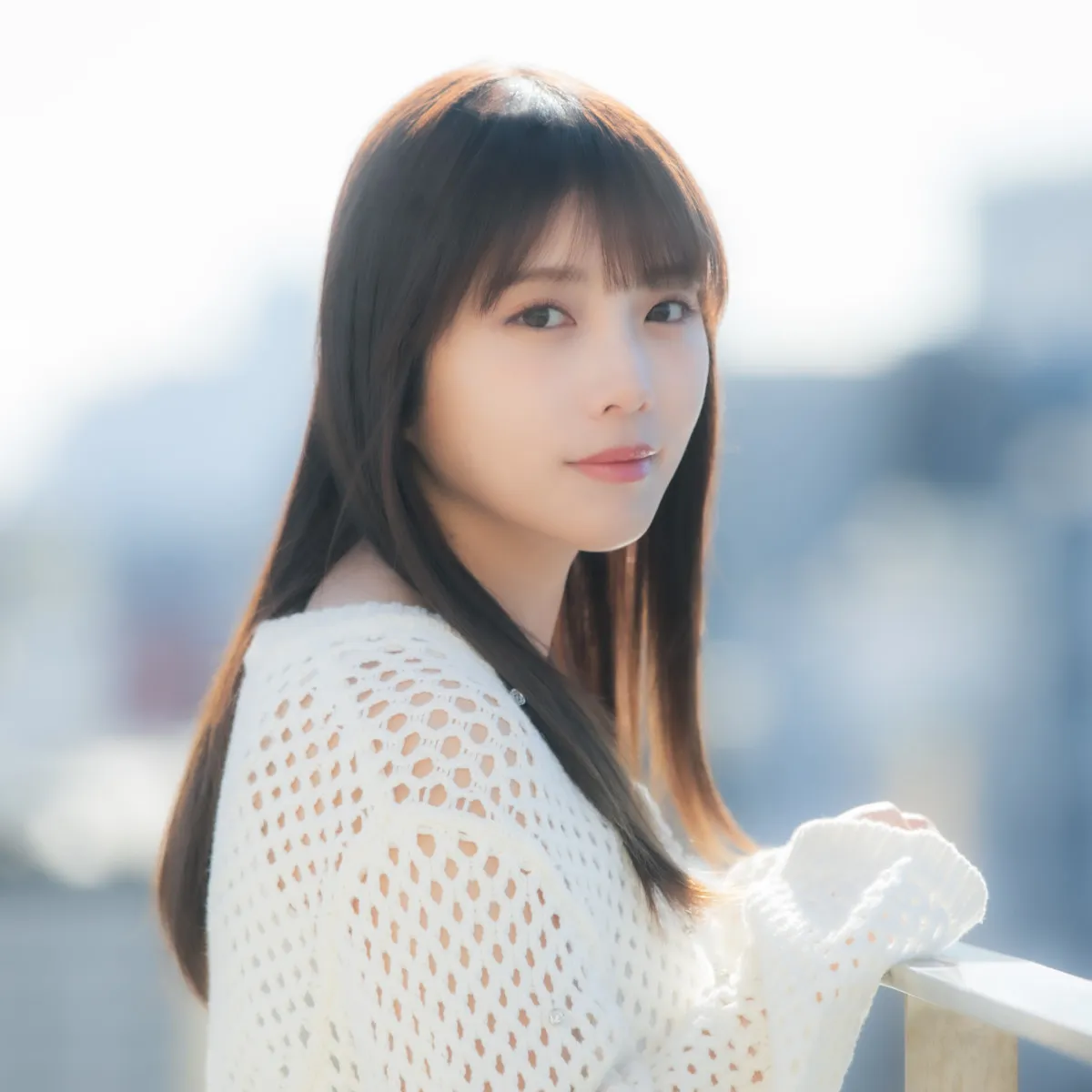 与田祐希、”プライベート感”あふれる海外オフショに反響　ピンクヘアにイメチェン&プールで笑顔
