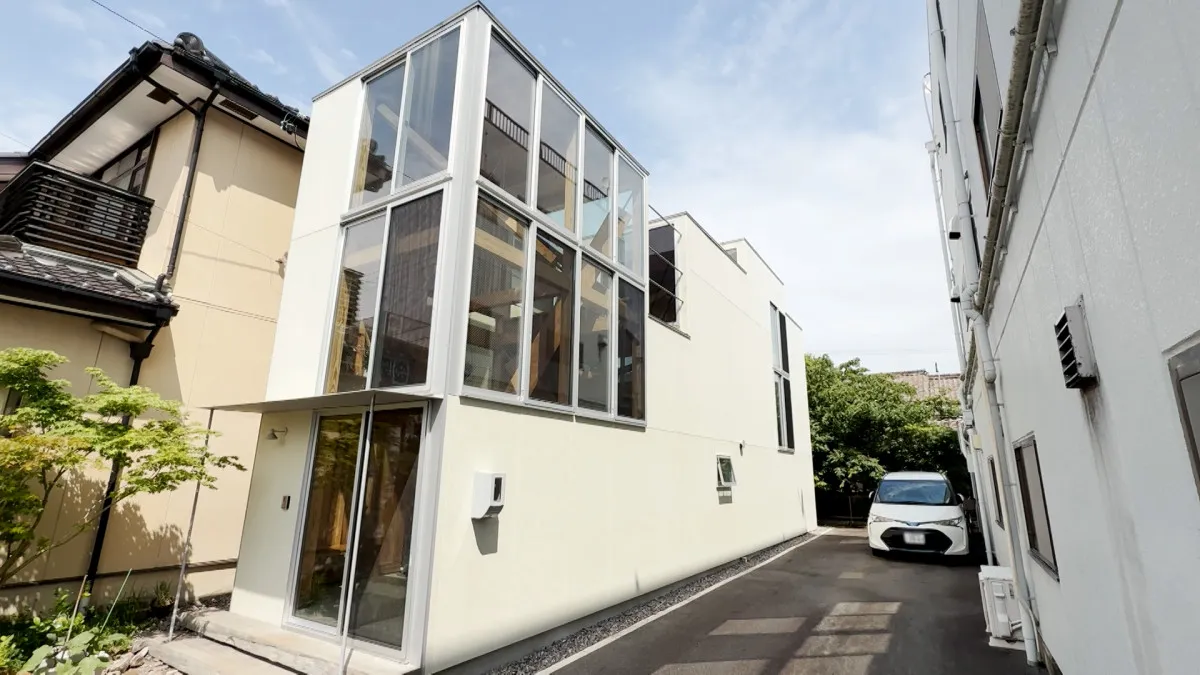 『住人十色』もともと駐車場の土地→“ウナギの寝床”12坪の家、約6メートルの吹き抜けに18本の筋交いも快適