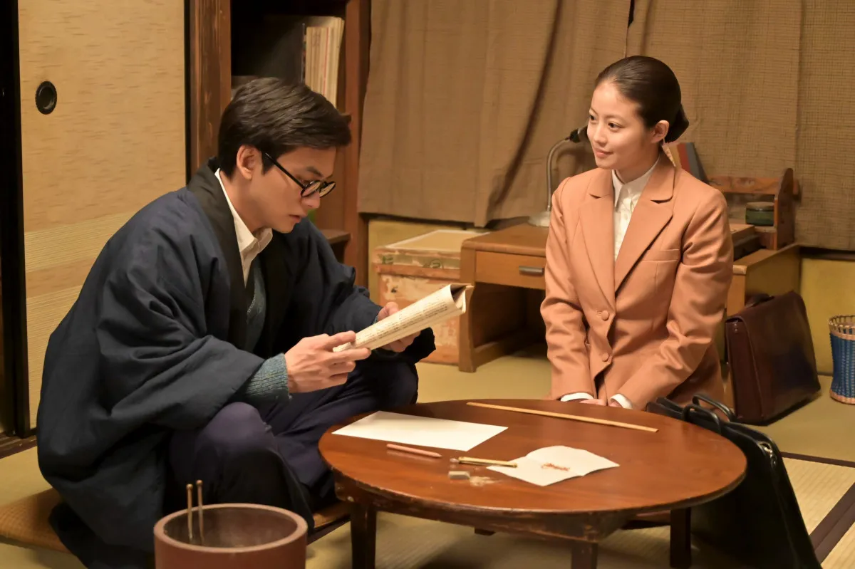 『あんぱん』のぶ、嵩に週刊誌を差し出して…　第91回場面カット