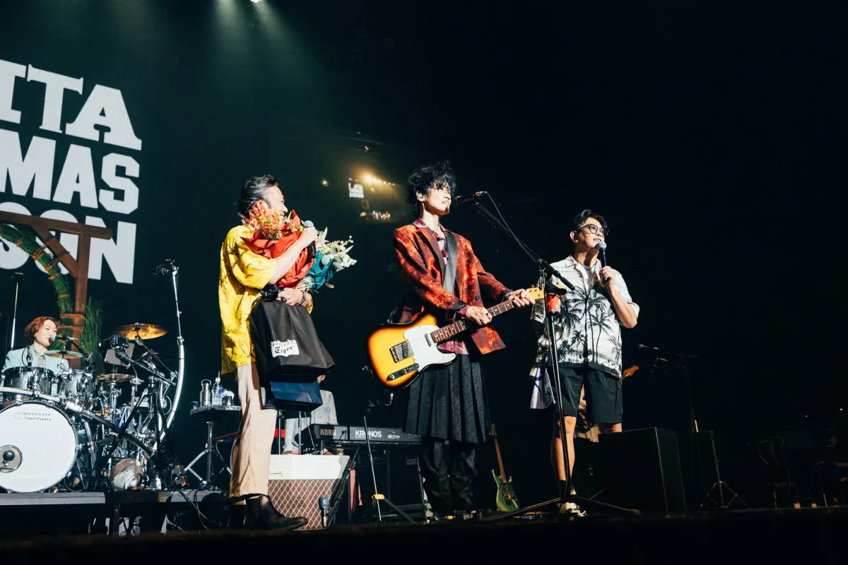 NARITA THOMAS SIMPSON、成田昭次の誕生日にツアーファイナル　Rockon Social Clubの前田耕陽＆高橋和也がサプライズ登場