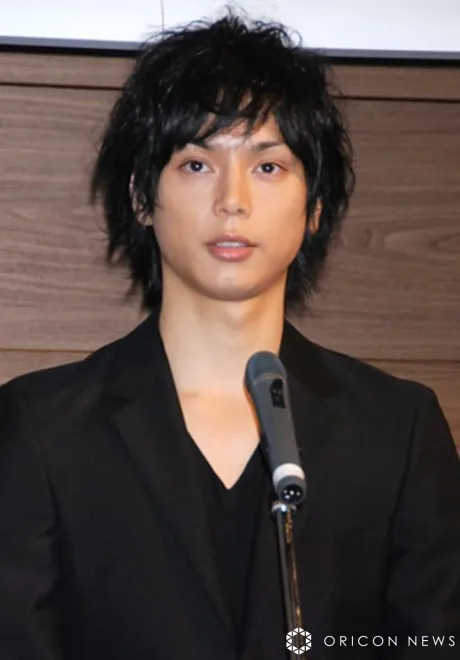 水嶋ヒロ、10歳長女＆5歳次女との3ショット「娘ちゃん達大きくなりましたね」「いい家族写真！」　約1年ぶりにインスタ投稿