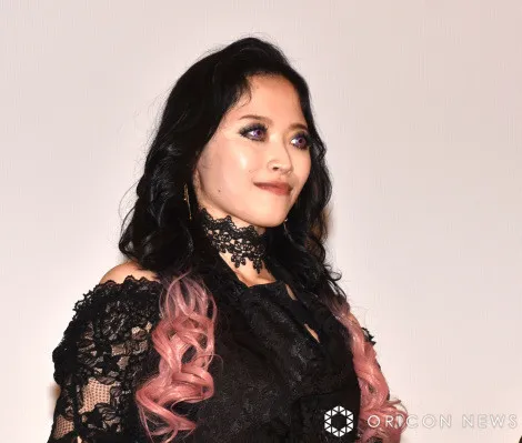千歳まち「事務所から丸太届いた」　映画『仮面ライダーガヴ』でグロッタ姉さんは丸太持つことで話題に　ファン「令和一丸太が似合う女優」