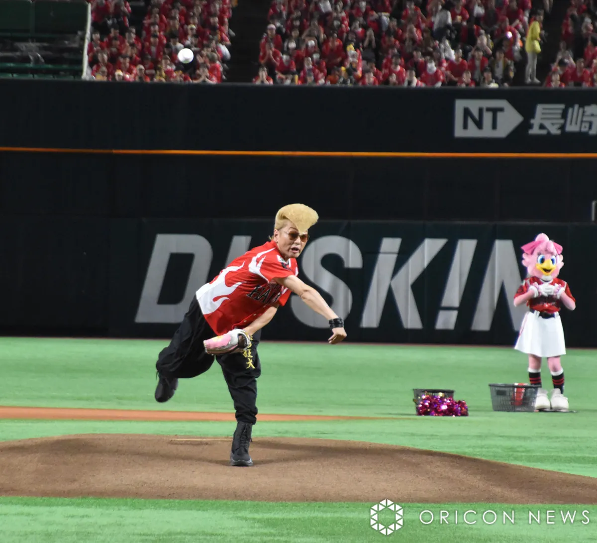 綾小路翔、セレモニアルピッチで小ネタ　スベって苦笑い　スタジアムで「自分の心臓の音しか聞こえない」