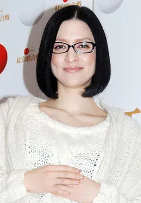 47歳アンジェラ・アキ、メガネなし“すっぴん”素顔に「相変わらず美しい」「可愛すぎ」