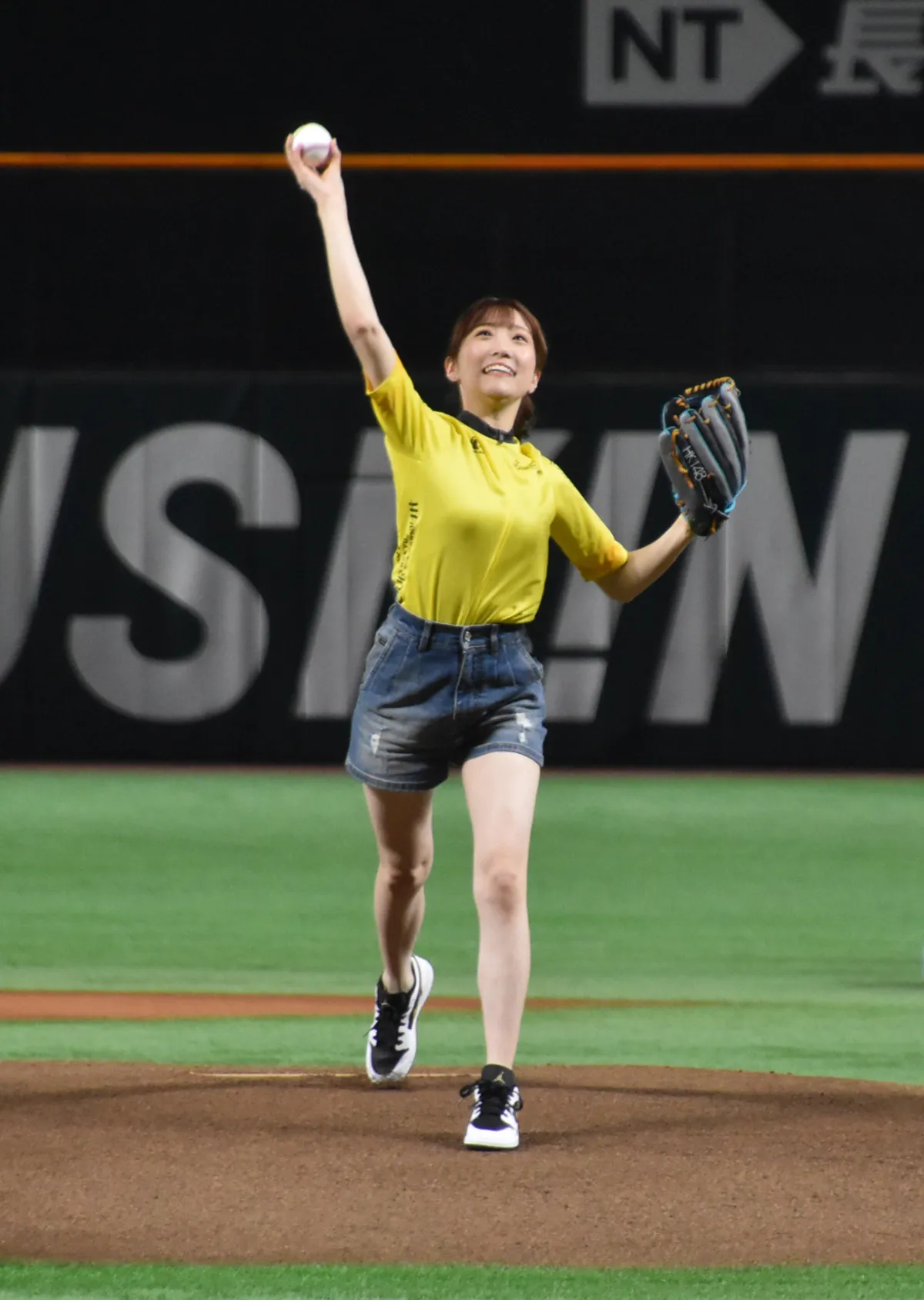元HKT48坂本愛玲菜、ミニ丈から美脚　ホークス戦のセレモニアルピッチに登場　ノーバンならずも笑顔