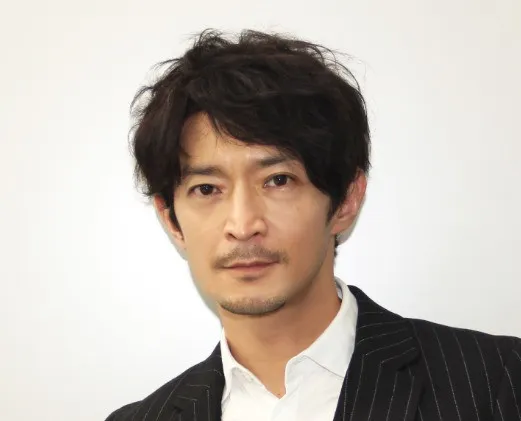 津田健次郎、“妻＆娘”との家族写真に反響「素敵」「理想のパパすぎる」　『19番目のカルテ』オフショット