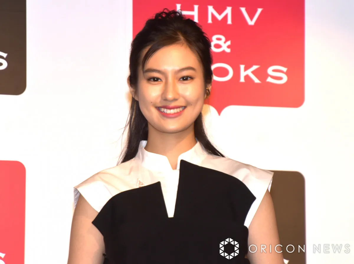 恒松祐里、“息子”からのプレゼントに笑顔“親子”2ショット「お母さま、お疲れさまです」「やるなーKID」ドラマ『ひとりでしにたい』オフショット