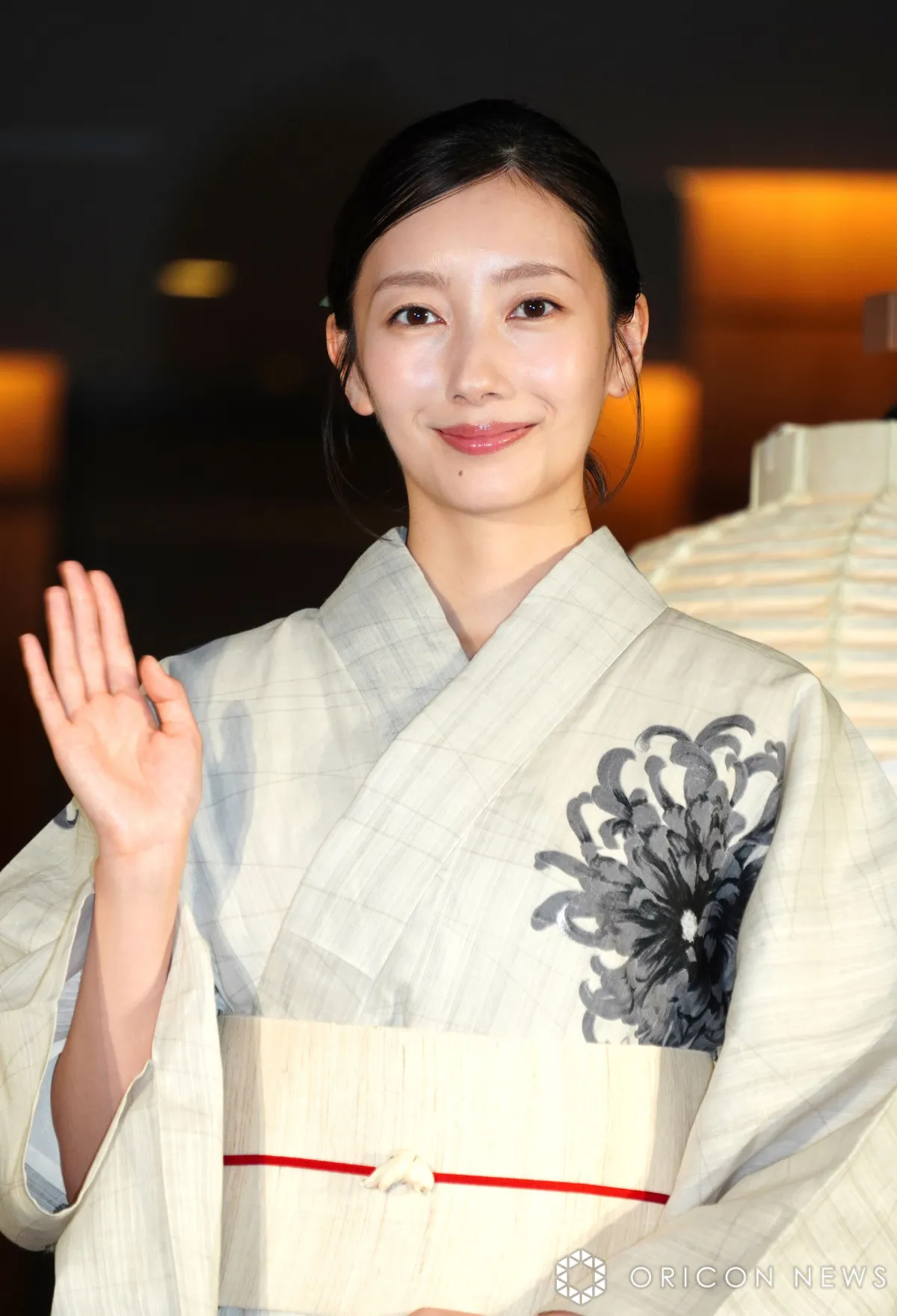 波瑠、大人の色香漂うシックな浴衣姿　提灯ライティングショー楽しむ
