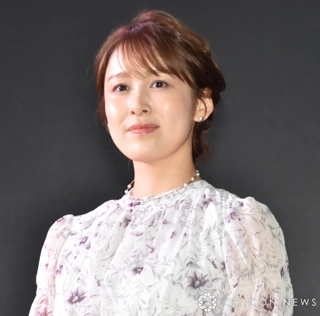TBS良原安美アナ、超ミニで美脚スラリ「足がすらっと細くて長い!」「脚綺麗でミニお似合い」