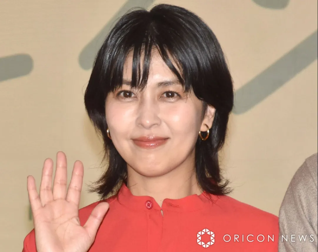 ドラマ『しあわせな結婚』出演・松たか子、“ジャンピングウエディングフォト”撮影シーンの個性強すぎオフショット「神々しい方いる」「松さんが一番楽しんでますね」