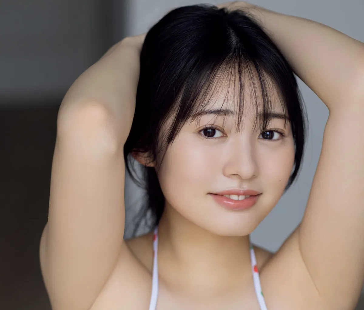 白肌に圧巻ボディの『美少女図鑑AWARD2023』3冠・白濱美兎、透明感溢れる夏グラビア